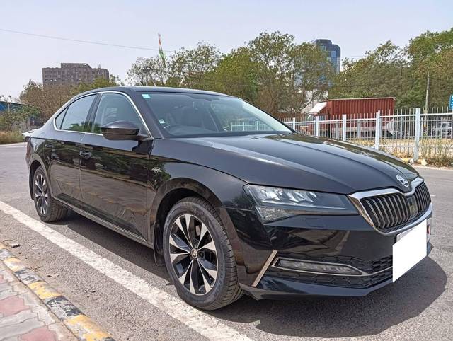 https://images10.gaadi.com/usedcar_image/4522100/original/processed_ed371ae0baf509257801891f1364f273.jpg?imwidth=6400