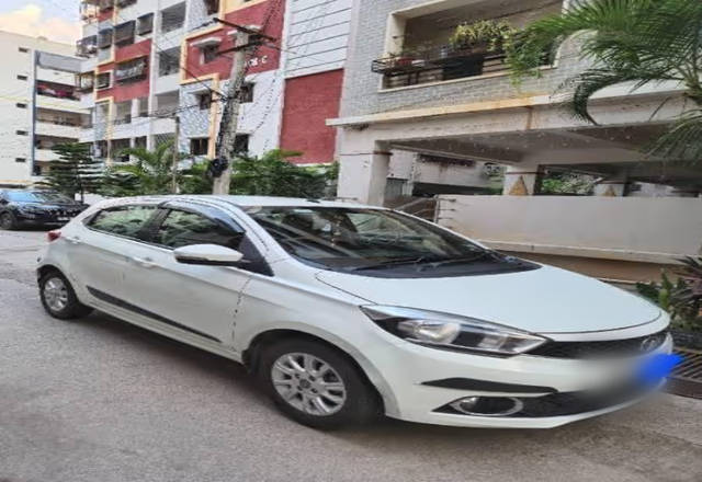 https://images10.gaadi.com/usedcar_image/4522223/original/68e21864-eeec-4973-aa7d-47377d1eff1e.?imwidth=6400