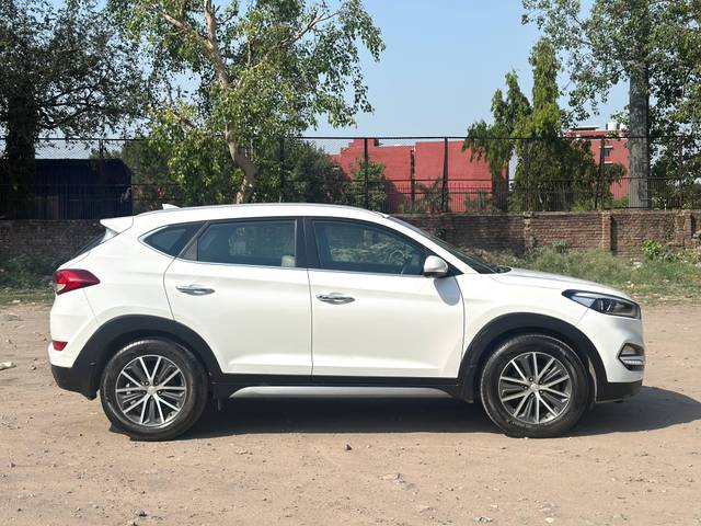 https://images10.gaadi.com/usedcar_image/4522283/original/processed_cca74dfb-053f-4e99-bef4-2866c18e5ff0.jpg?imwidth=6401
