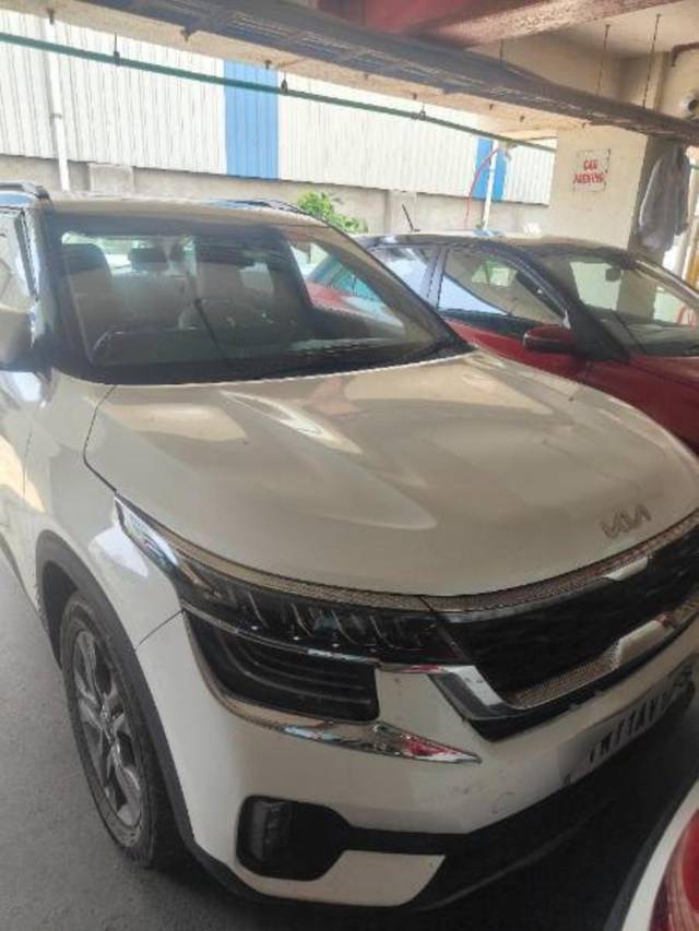 https://images10.gaadi.com/usedcar_image/4522371/original/processed_121ddaec-2bf9-446e-bd69-6015eb0a1844.jpg?imwidth=6400