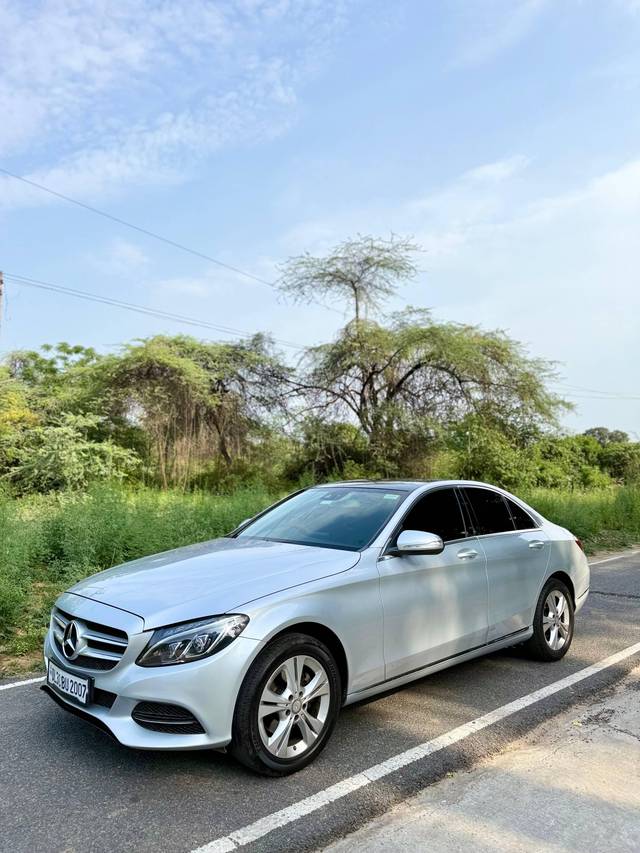https://images10.gaadi.com/usedcar_image/4522451/original/processed_392b08c1-436b-4b35-b444-71e071f9009a.jpg?imwidth=6402