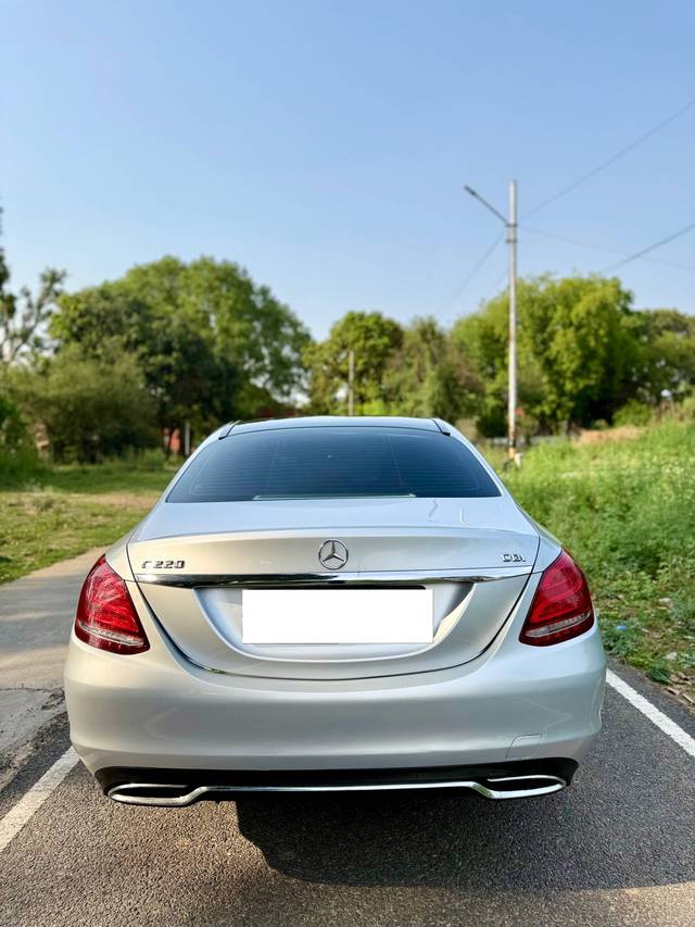 https://images10.gaadi.com/usedcar_image/4522451/original/processed_90ec953e-8950-4b70-b15a-a913ad31828a.jpg?imwidth=6401