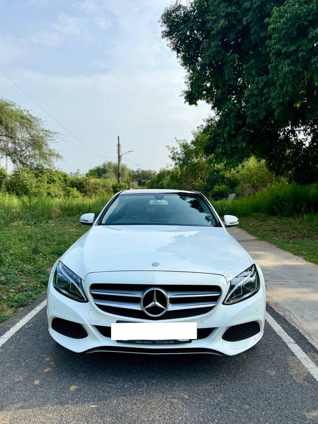 https://images10.gaadi.com/usedcar_image/4522457/original/processed_5061cf3e-ab7c-47cd-bc22-8e43c5b243b8.jpg?imwidth=6400