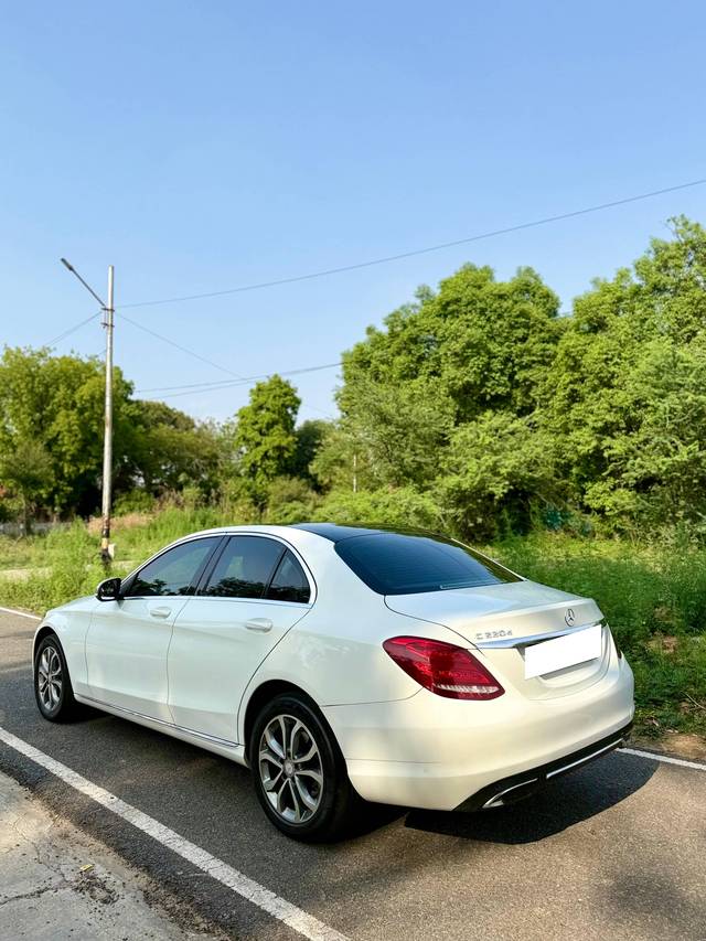 https://images10.gaadi.com/usedcar_image/4522457/original/processed_5e25871e-c1c5-4545-a928-8619fe6091da.jpg?imwidth=6402
