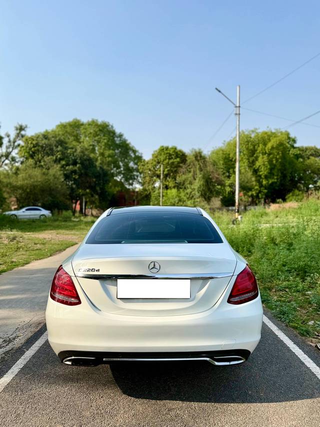 https://images10.gaadi.com/usedcar_image/4522457/original/processed_7d39dac7-8b3c-42bf-8e1e-47a804163016.jpg?imwidth=6401