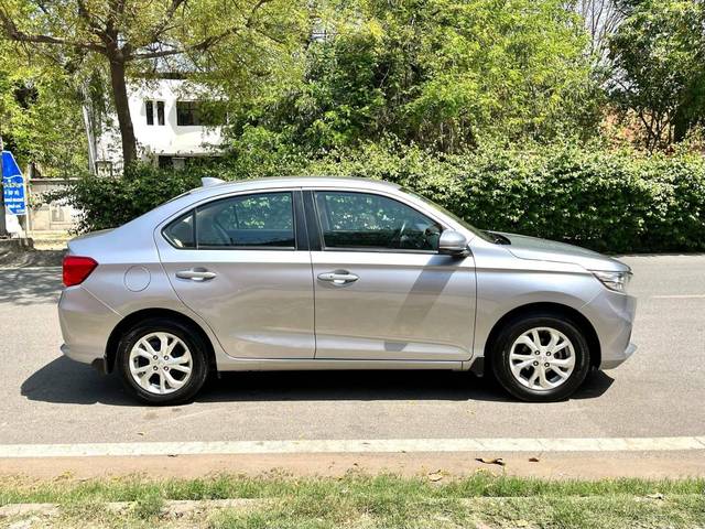 https://images10.gaadi.com/usedcar_image/4522497/original/processed_06f36f8ebe53bc24d00501b4fa2e2235.jpg?imwidth=6401