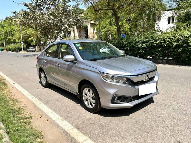 https://images10.gaadi.com/usedcar_image/4522497/original/processed_8c6a670ace788b6131bd7ba667737162.jpg?imwidth=6400