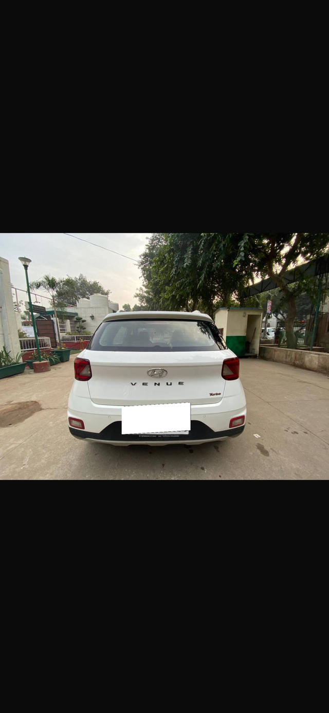 https://images10.gaadi.com/usedcar_image/4522587/original/processed_fbba9499-a717-448e-8613-cdae272ffd3c.png?imwidth=6401