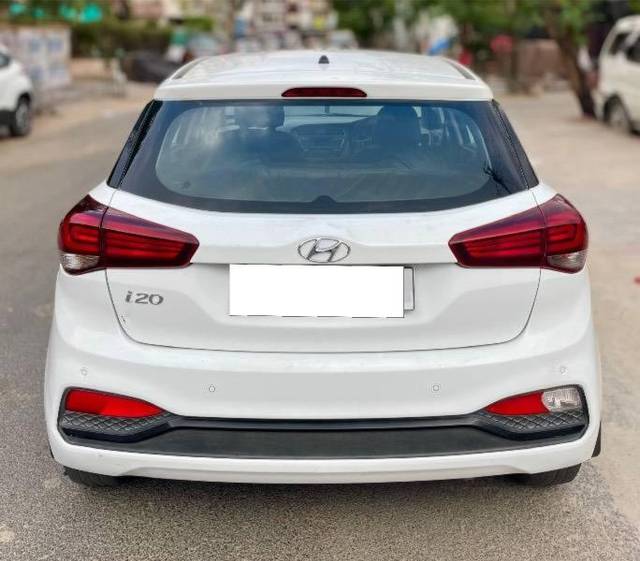 https://images10.gaadi.com/usedcar_image/4522653/original/processed_eb09d579-9243-448d-af52-8d4ead8a5360.jpeg?imwidth=6402