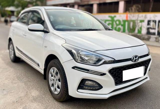 https://images10.gaadi.com/usedcar_image/4522653/original/processed_f5cd0c4e-ae25-4a21-8a0a-e79a1d622235.jpeg?imwidth=6400