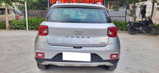 https://images10.gaadi.com/usedcar_image/4522743/original/processed_0f8a25d0dc0337384d997501bf858346.jpg?imwidth=6401