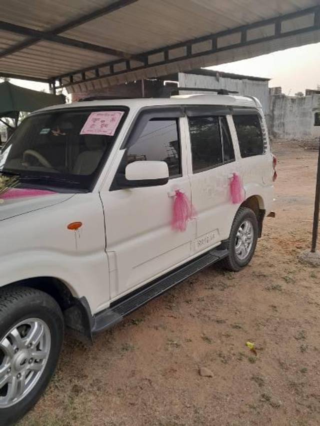 https://images10.gaadi.com/usedcar_image/4522755/original/processed_2c24d2b6-fb42-456c-9b0f-44095a4b0cec.jpg?imwidth=6400