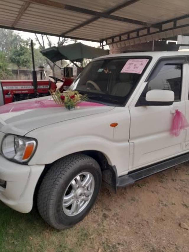 https://images10.gaadi.com/usedcar_image/4522755/original/processed_fb320073-fc2a-46a8-9588-e948786b49e9.jpg?imwidth=6402
