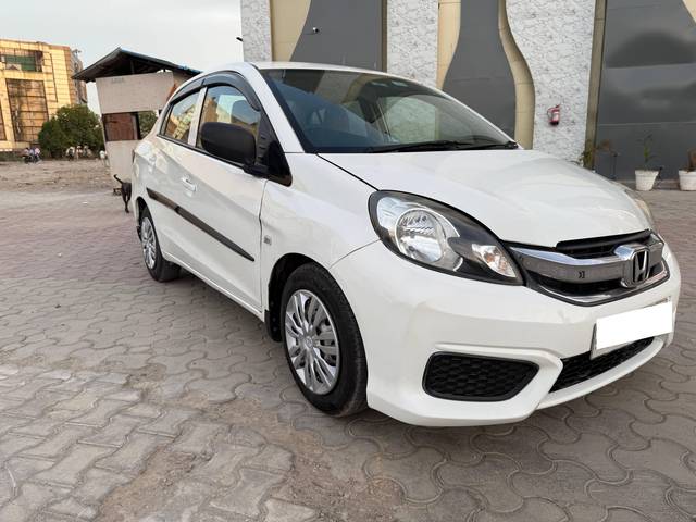 https://images10.gaadi.com/usedcar_image/4522759/original/processed_5b57ca39-d4e8-49ad-a933-2fe5caf21e13.jpg?imwidth=6400