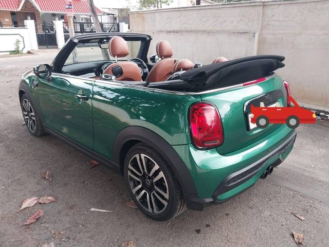 https://images10.gaadi.com/usedcar_image/4522764/original/processed_776e743213959685c88cdfdbfb78b2d2.jpg?imwidth=6402
