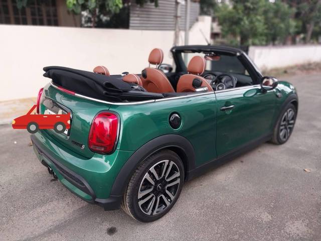 https://images10.gaadi.com/usedcar_image/4522764/original/processed_e3bd2ea5199795a9a503cb6fa98e6ac2.jpg?imwidth=6401