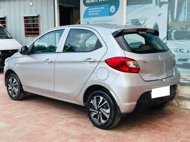 https://images10.gaadi.com/usedcar_image/4522820/original/processed_0a475e51f0c7fac62e7a4a17d04e091b.jpg?imwidth=6402