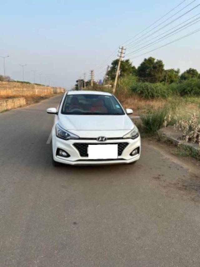 https://images10.gaadi.com/usedcar_image/4522852/original/processed_60ab8e18-bb44-4d9d-b136-1337ba90dc7d.jpeg?imwidth=6400