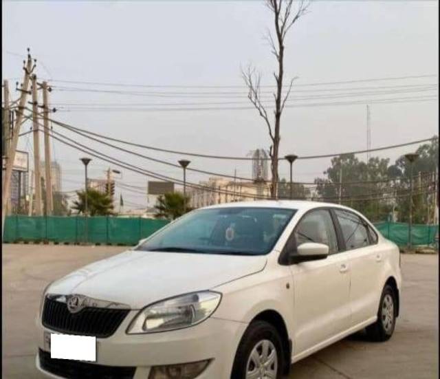 https://images10.gaadi.com/usedcar_image/4522862/original/processed_98560600-367b-4fa7-8e45-a0cb08eba3af.jpg?imwidth=6400