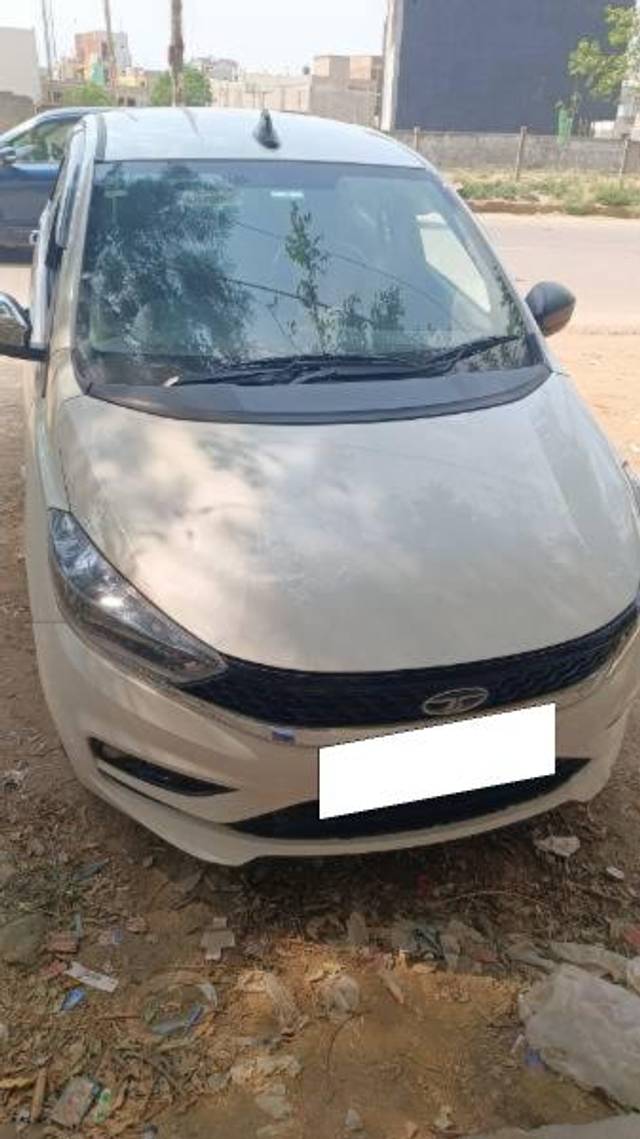 https://images10.gaadi.com/usedcar_image/4522873/original/processed_54711b12-3000-4e92-b97d-0be4c8d620fb.jpg?imwidth=6402