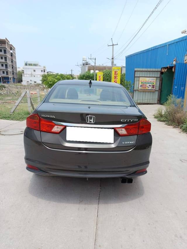 https://images10.gaadi.com/usedcar_image/4522880/original/processed_9d251489c596d44bdcb14e4cb47ddce1.jpg?imwidth=6402