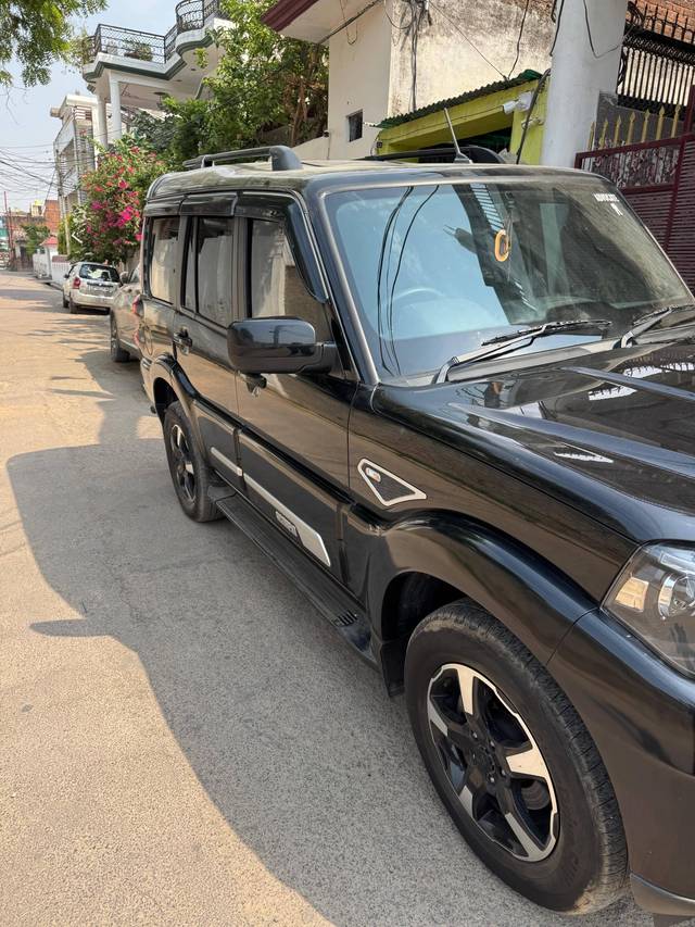 https://images10.gaadi.com/usedcar_image/4522897/original/processed_d480650fdaeeae09ccc6e316d4c4a982.jpg?imwidth=6400