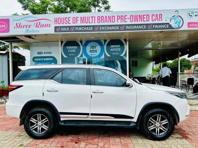 https://images10.gaadi.com/usedcar_image/4522933/original/processed_a72da4559f5217e4330843c1369a4a60.jpg?imwidth=6401