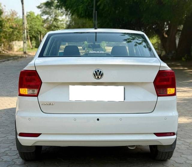 https://images10.gaadi.com/usedcar_image/4522943/original/processed_e3ec4bac699bfadee3f25a72d9e8c851.jpg?imwidth=6402