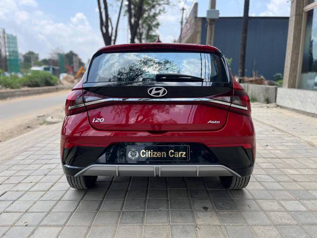 https://images10.gaadi.com/usedcar_image/4522968/original/processed_945a89b022ba636d200ca3512e8da641.jpg?imwidth=6402