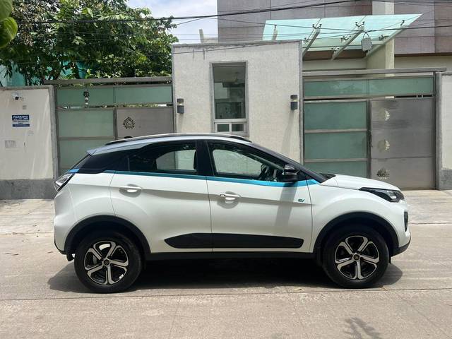 https://images10.gaadi.com/usedcar_image/4522969/original/processed_54e9a26826c747a3aef7144ecc680082.jpg?imwidth=6401