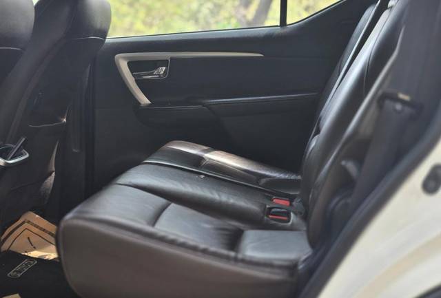 https://images10.gaadi.com/usedcar_image/4522976/original/ab8014f3580f6b14d1e3c8f443e2c917.jpg?imwidth=6401