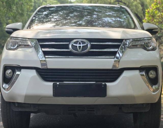https://images10.gaadi.com/usedcar_image/4522976/original/ce40b0ec29095feab3c0b6ed168d90cc.jpg?imwidth=6402