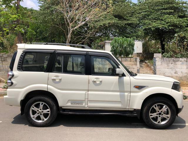 https://images10.gaadi.com/usedcar_image/4522987/original/processed_e3efb6fea4f58d5638d200a4397601db.jpg?imwidth=6401