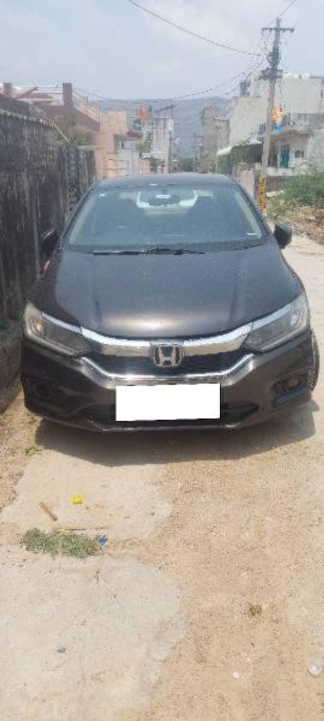 https://images10.gaadi.com/usedcar_image/4522989/original/processed_b2018e0c-8385-48d5-8eeb-94e812979183.jpg?imwidth=6400