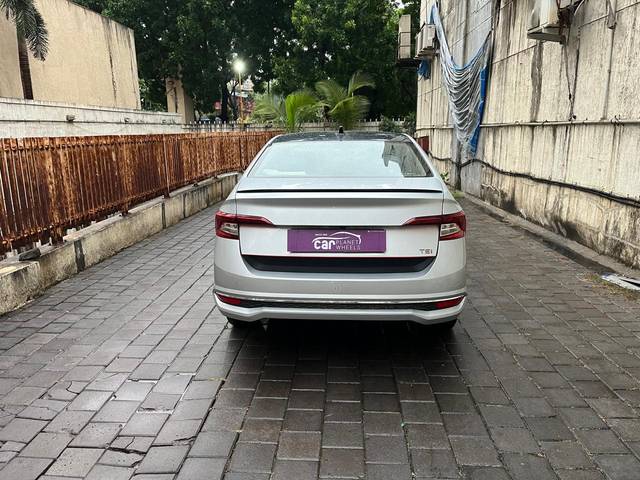 https://images10.gaadi.com/usedcar_image/4522993/original/processed_12afc3c5f54b9f41f356ed927f2f74ba.jpg?imwidth=6401