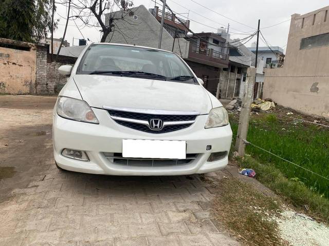 https://images10.gaadi.com/usedcar_image/4523033/original/processed_e95acefc-5660-49b5-8a0b-c4c1e9a6fc9b.jpeg?imwidth=6401
