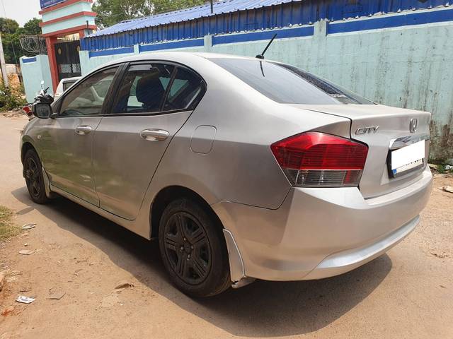 https://images10.gaadi.com/usedcar_image/4523037/original/processed_17564e976c3ae752c8e0f14a75f1310b.jpg?imwidth=6402
