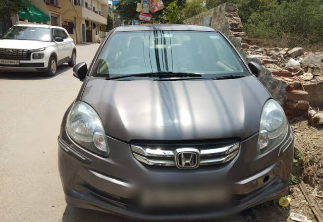 https://images10.gaadi.com/usedcar_image/4523068/original/c95f75dd-0a06-4a67-af26-1cbe942ebf54.?imwidth=6400