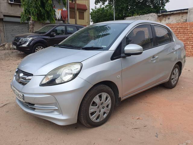 https://images10.gaadi.com/usedcar_image/4523126/original/processed_0649bacd9e823b3b99f2c593a24b04a1.jpg?imwidth=6402
