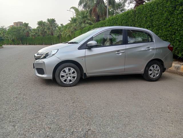 https://images10.gaadi.com/usedcar_image/4523229/original/processed_87184b9010bd72ac93af73878f072d44.jpg?imwidth=6401