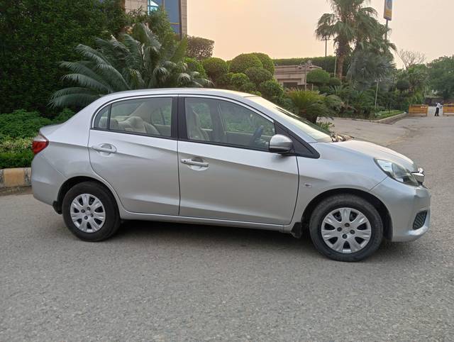 https://images10.gaadi.com/usedcar_image/4523229/original/processed_dd05bd2538804bf65111d81832adc95b.jpg?imwidth=6402