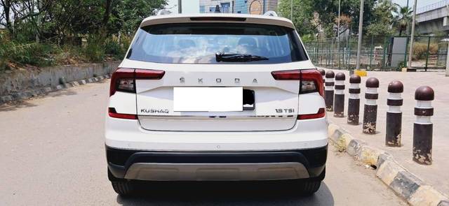 https://images10.gaadi.com/usedcar_image/4523234/original/processed_f38b17f7aea43db5cfd37f02caa98485.jpg?imwidth=6402