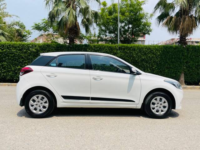 https://images10.gaadi.com/usedcar_image/4523259/original/b9e27976ef317b539088654703a1c25e.jpg?imwidth=6401