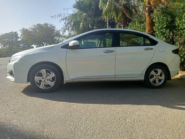https://images10.gaadi.com/usedcar_image/4523266/original/061eea453f6511d18763237b637edaad.jpg?imwidth=6401