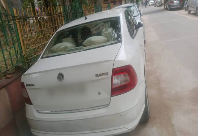 https://images10.gaadi.com/usedcar_image/4523298/original/c39da6ae-3da6-4051-8f4d-8be46ebfd4af.?imwidth=6402