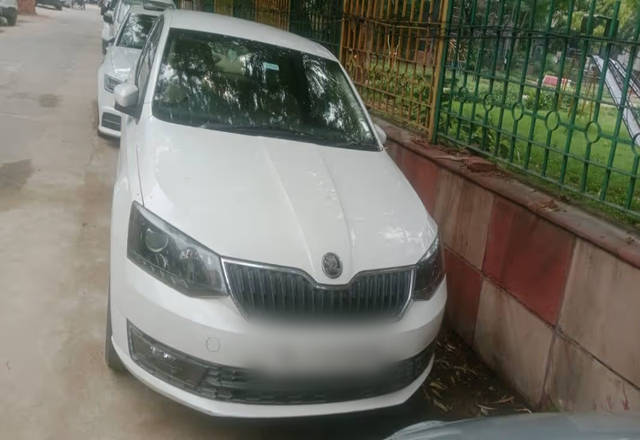 https://images10.gaadi.com/usedcar_image/4523298/original/fc33109c-ea7e-4331-bfe0-b79a76a33c72.?imwidth=6400
