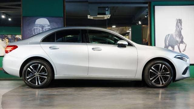 https://images10.gaadi.com/usedcar_image/4523345/original/3f95156d91890154d13bbb45a7886000.jpg?imwidth=6401