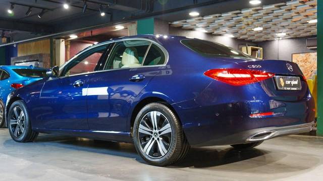 https://images10.gaadi.com/usedcar_image/4523356/original/processed_d2e81bf0c4d8298bb1eef3774f404a63.jpg?imwidth=6402