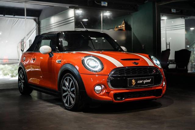 https://images10.gaadi.com/usedcar_image/4523363/original/processed_6b18c0a1bb7280b26a955de129cd80fe.jpg?imwidth=6400