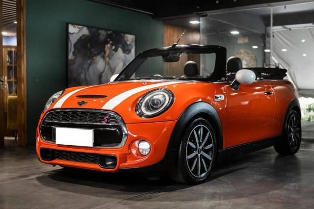 https://images10.gaadi.com/usedcar_image/4523363/original/processed_db4bf4ce3214a6d81bb34c50694f97f1.jpg?imwidth=6401